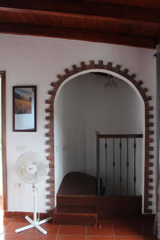 Habitación con cama en habitación con arco en Casa La Hagar, en Vallehermoso