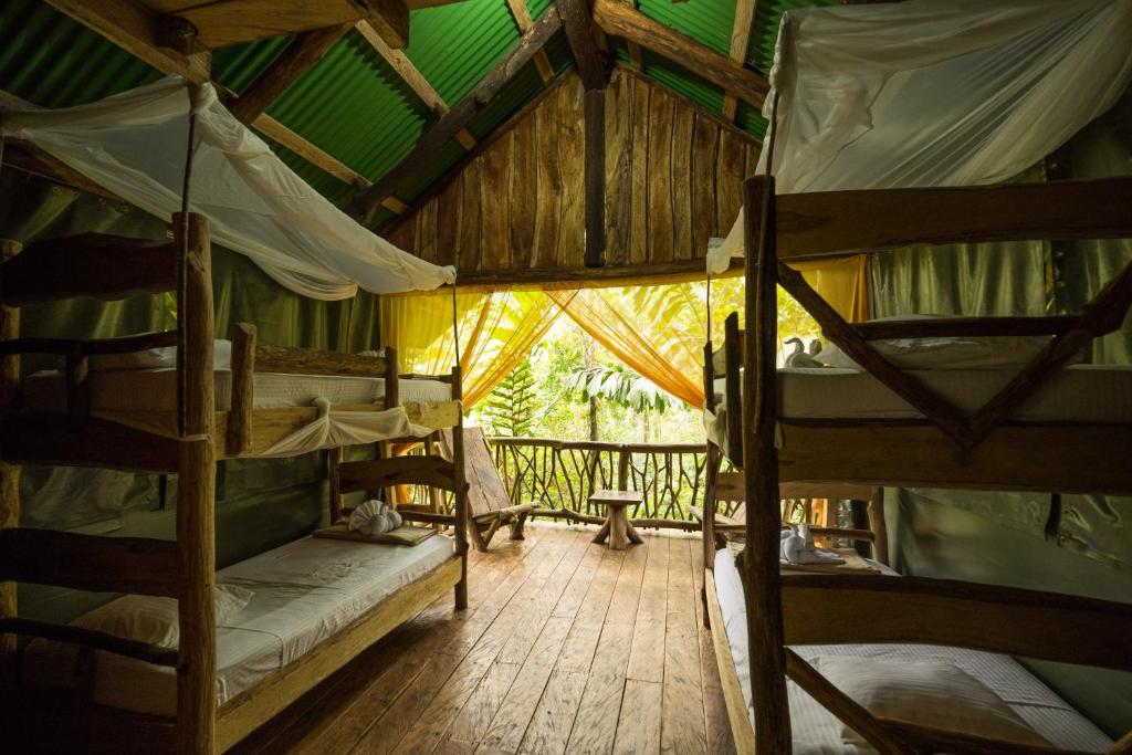 Postel nebo postele na pokoji v ubytování La Tigra Rainforest Lodge