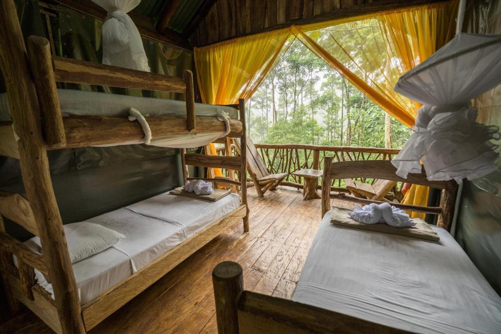 Postel nebo postele na pokoji v ubytování La Tigra Rainforest Lodge