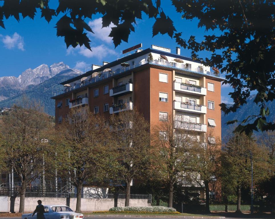 Nespecifikovaný výhled na hory nebo výhled na hory při pohledu z hotelu