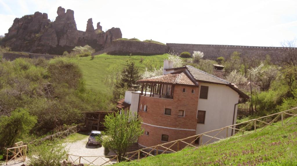 budynek na zboczu wzgórza w obiekcie Castle Cottage Bed & Breakfast w mieście Bełogradczik