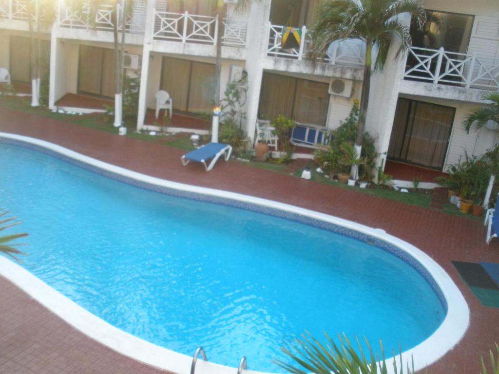 Swimming pool sa o malapit sa Villa Criss