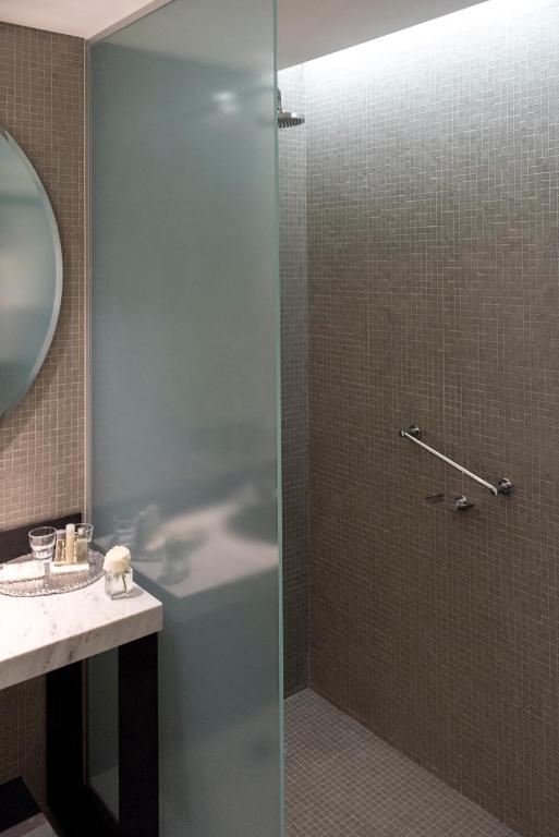 Un baño de KOS Pilar Hotel