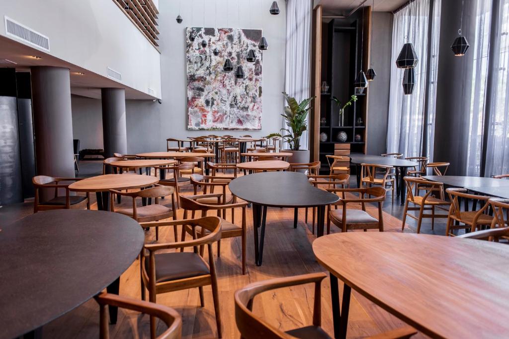 Un restaurant u otro lugar para comer en KOS Pilar Hotel