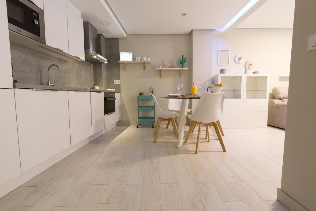 Kuchyň nebo kuchyňský kout v ubytování Apartamentos Inloft