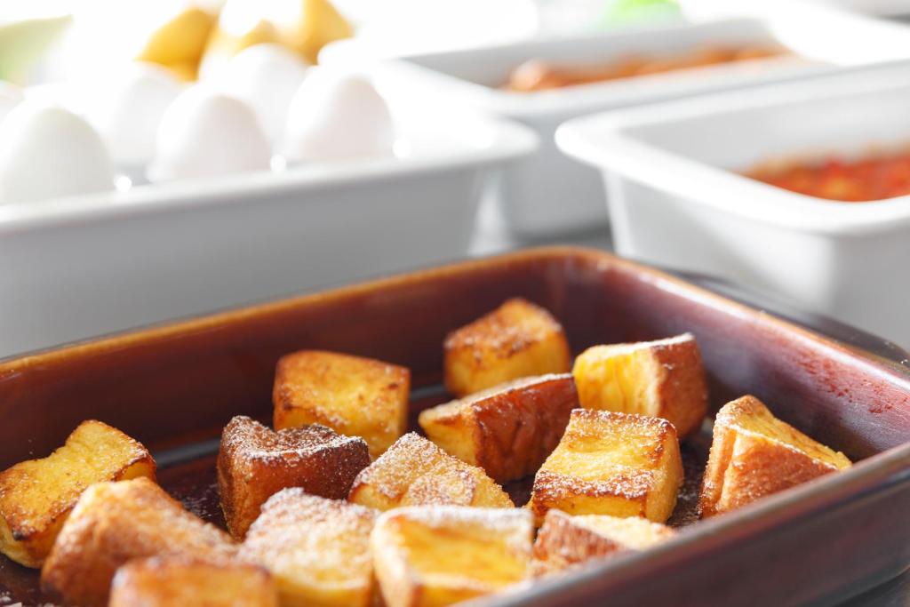 a pan filled with food sitting on a table at Haneda Excel Hotel Tokyu Haneda Airport Terminal 2 in Tokyo