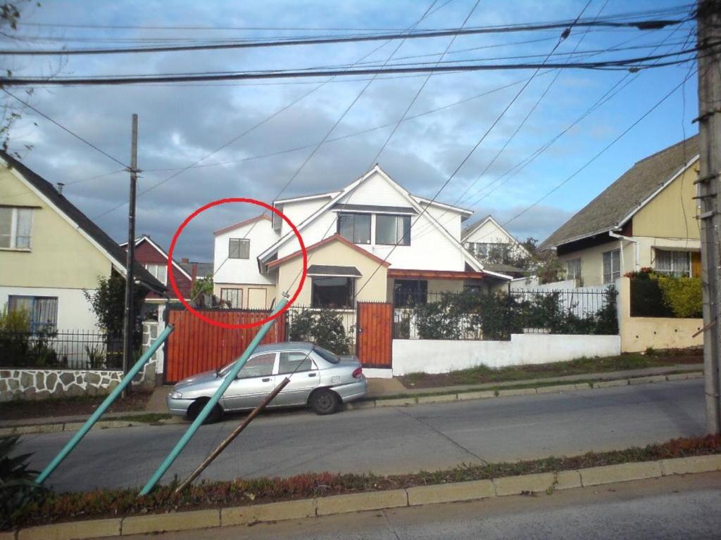 a car parked on a street in front of houses at Cabaña 1 Neuling-Reñaca in Viña del Mar