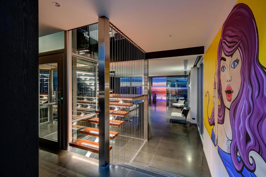 un escalier dans une maison avec un tableau sur le mur dans l'établissement Luxe Haus, à Moana