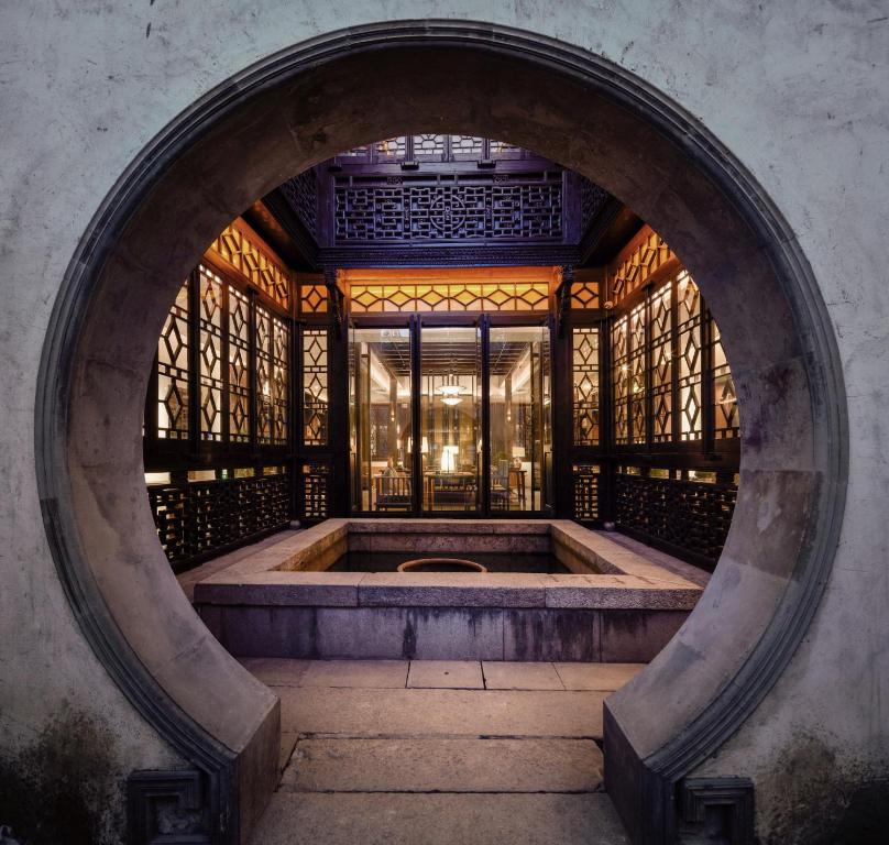 uma entrada para um edifício com uma grande janela em Uin Oriental Hotel em Wuxi