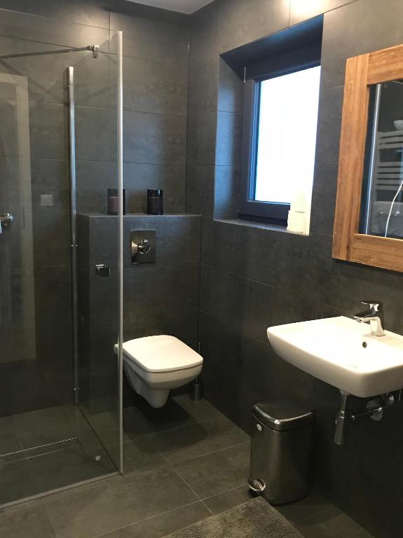 Kúpeľňa v ubytovaní ARKA HOUSE DOMEK WIDOKOWY