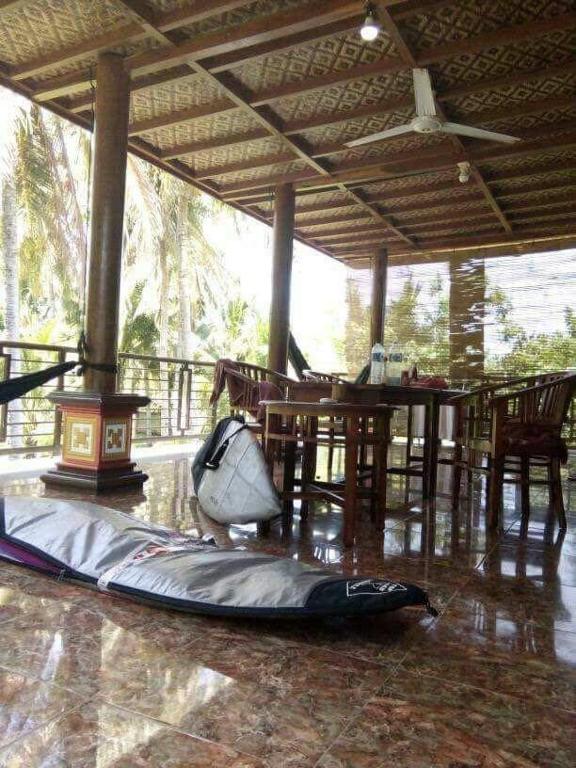 Rõdu või terrass majutusasutuses Arrys Watukarung Surfcamp
