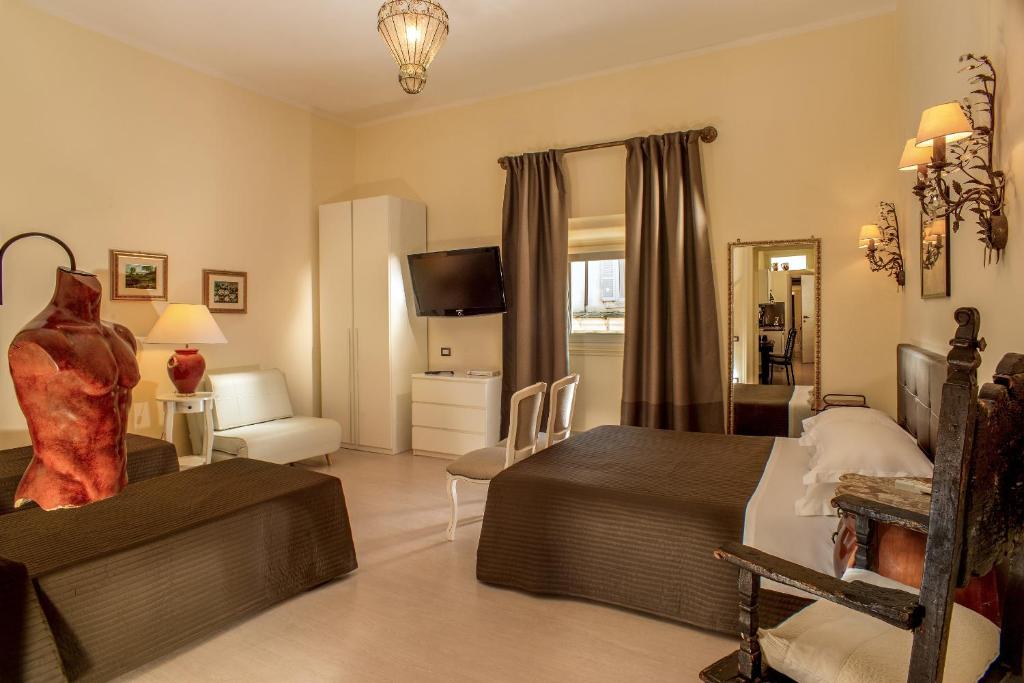 - une chambre avec un lit et un salon dans l'établissement Roma Central Guest House, à Rome