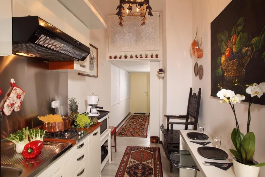 Kuchyň nebo kuchyňský kout v ubytování Roma Central Guest House