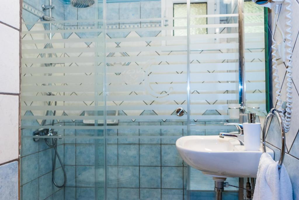 Koupelna v ubytování Andreolas Luxury Suites