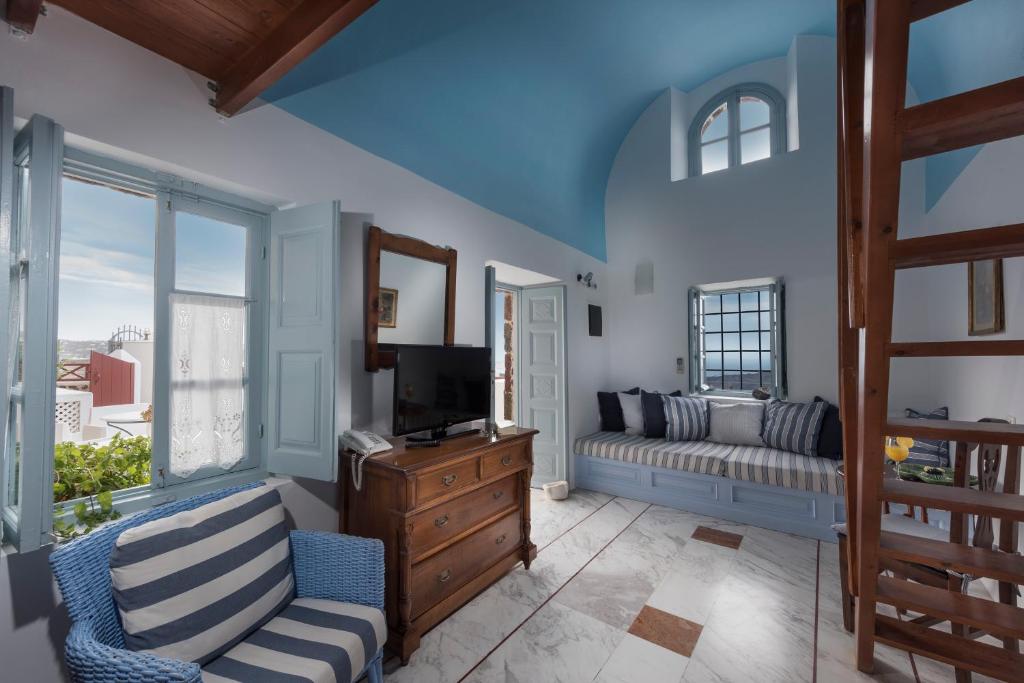 TV tai viihdekeskus majoituspaikassa Aigialos Luxury Traditional Settlement