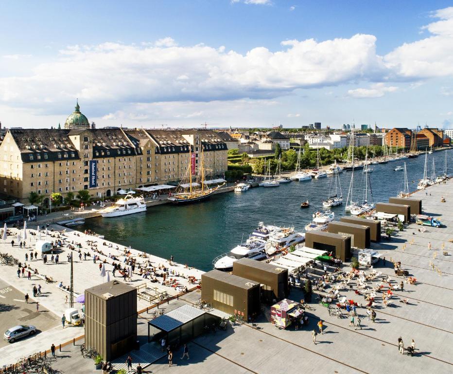 Blick auf einen Yachthafen mit Booten im Wasser in der Unterkunft Copenhagen Admiral Hotel in Kopenhagen
