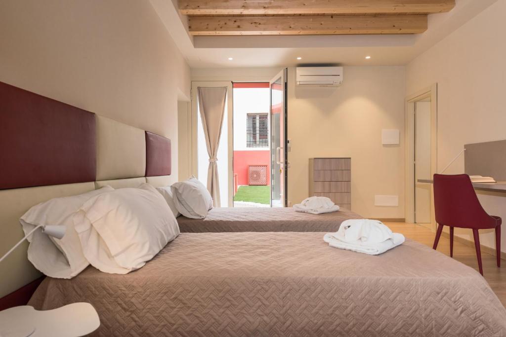 pokój hotelowy z 2 łóżkami i ręcznikami w obiekcie RUBELE40 w Weronie