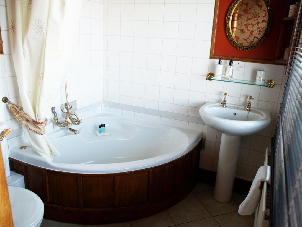 y baño con bañera y lavamanos. en Tower House 1066, en Hastings
