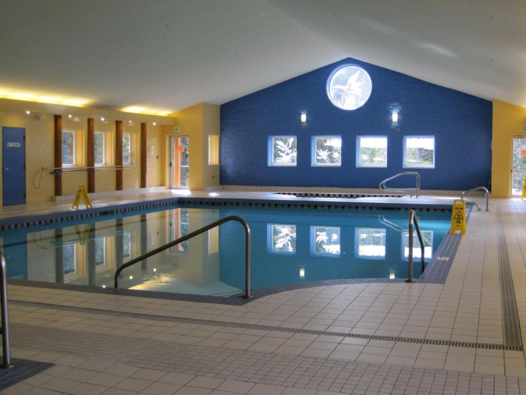 Bazén v ubytování Manning Park Resort nebo v jeho okolí