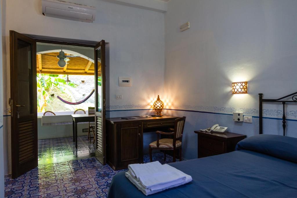 Postel nebo postele na pokoji v ubytování Hotel Arcangelo - Salina