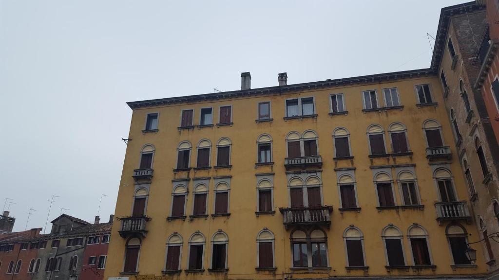 un edificio amarillo con muchas ventanas en Alloggi Gerotto Calderan 1 en Venecia