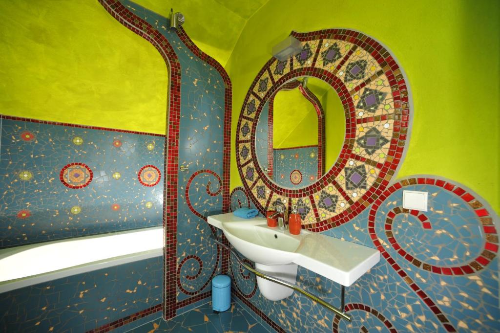 ウストロンにあるTOPOLEJ - Etno Chataのバスルーム(洗面台、鏡付)