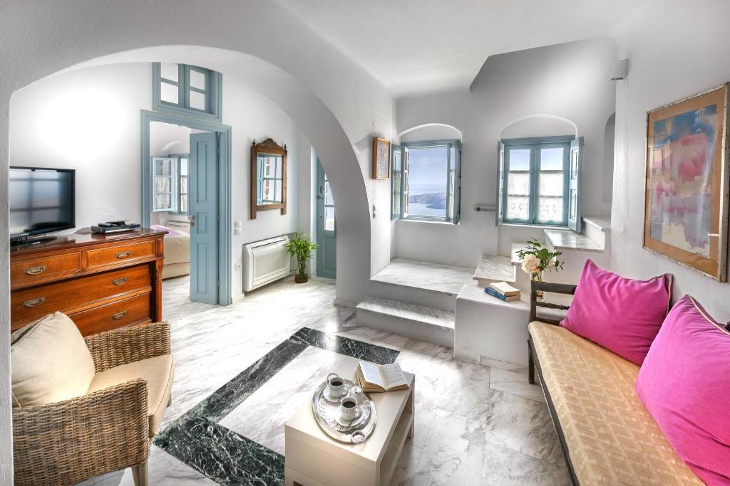TV tai viihdekeskus majoituspaikassa Aigialos Luxury Traditional Settlement