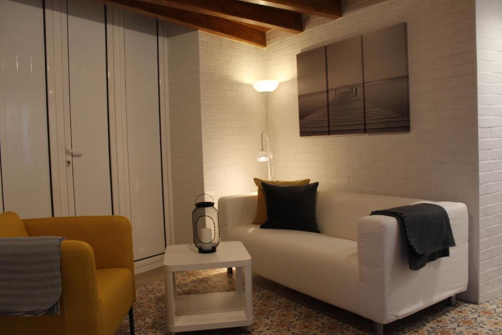 salon z białą kanapą i stołem w obiekcie Casa do Tejo de Alcochete w mieście Alcochete