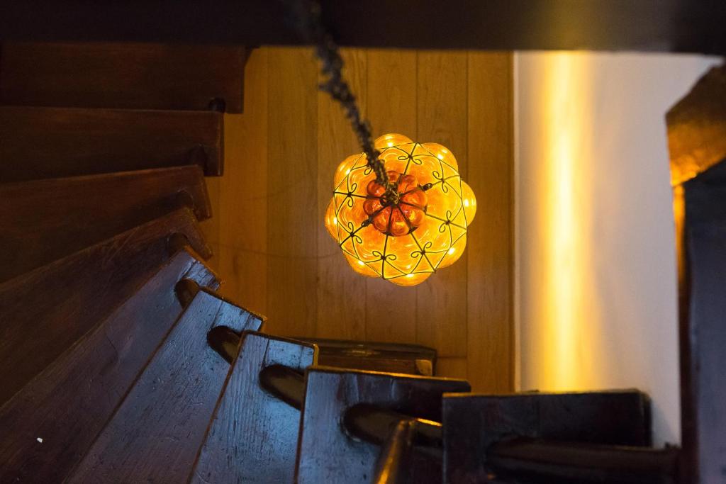 Overvloed licht aan een muur in een kamer bij Heart of Venice in Venetië