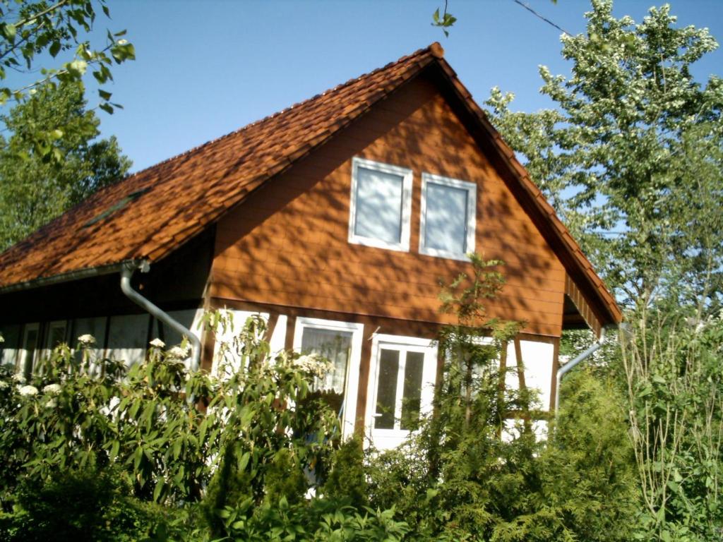 ベルガーエンデ・レートヴィッシュにあるCharming Bungalow in Borgerende-Rethwisch with Saunaの屋根の家
