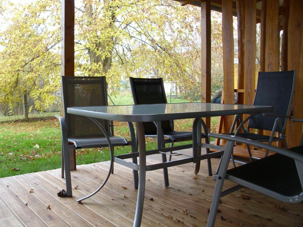 einen Tisch und Stühle auf einer Veranda in der Unterkunft Attractive Holiday Home in Frielendorf with Fenced Garden in Börgerende-Rethwisch