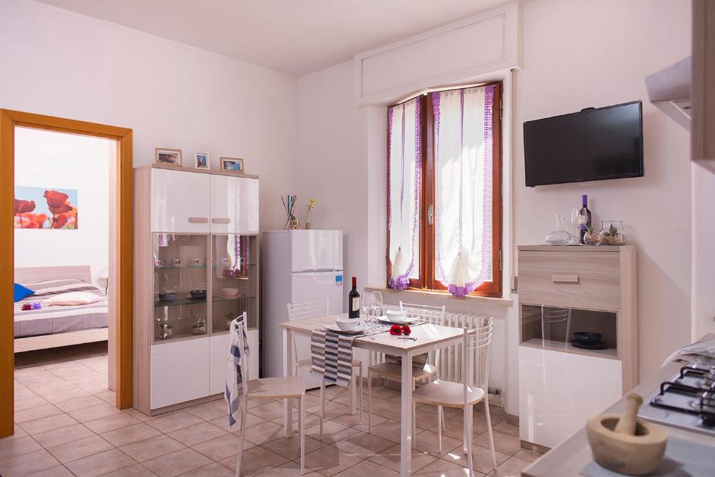 Кухня или мини-кухня в Viverenumana appartamenti la tua casa in centro a pochi passi dal mare
