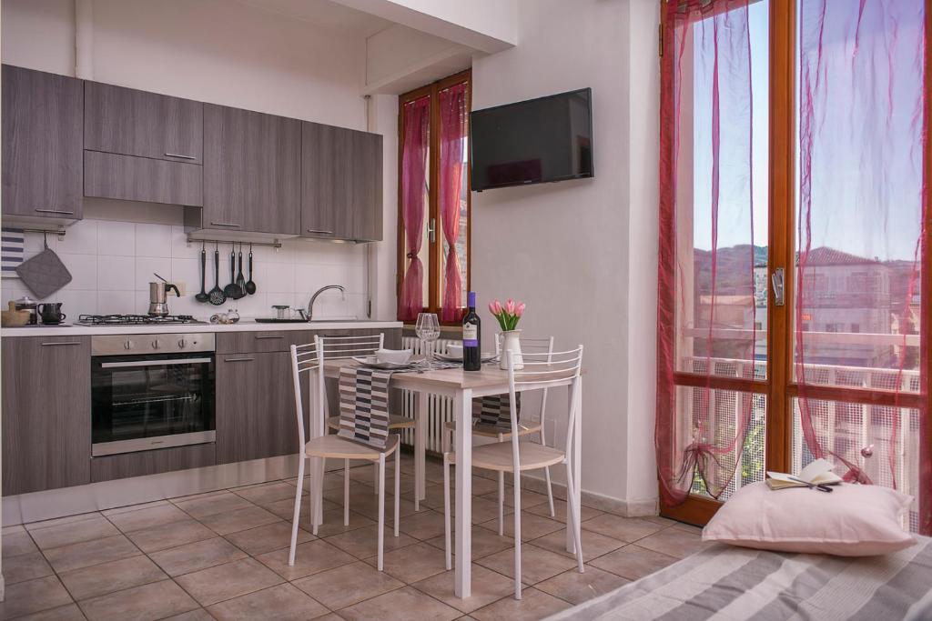 Кухня или мини-кухня в Viverenumana appartamenti la tua casa in centro a pochi passi dal mare
