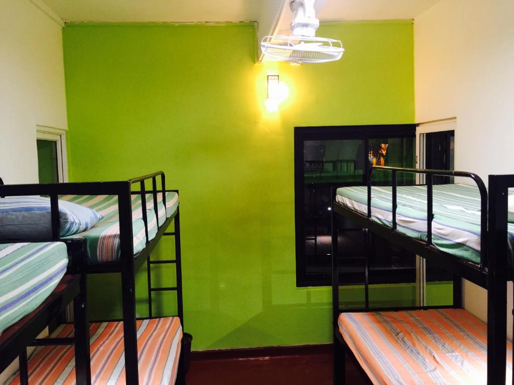 Postel nebo postele na pokoji v ubytování Colombo Downtown Monkey Backpackers Hostel