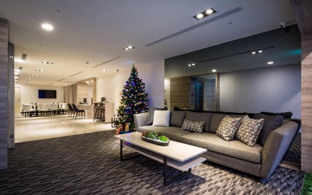 台北的住宿－旅莊商務飯店，客厅配有圣诞树和沙发