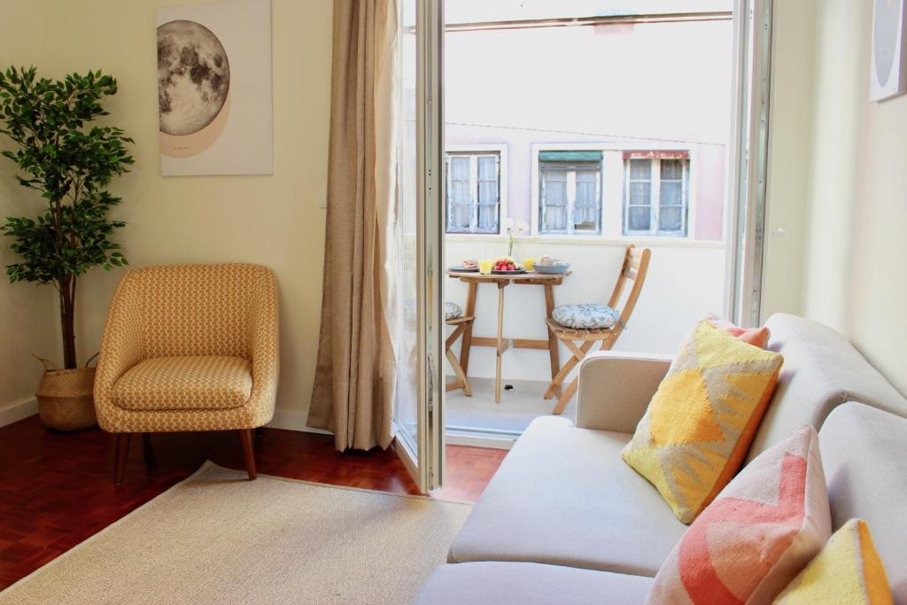 リスボンにあるRiver View Balcony - Historic Center !のリビングルーム(ソファ、椅子、窓付)