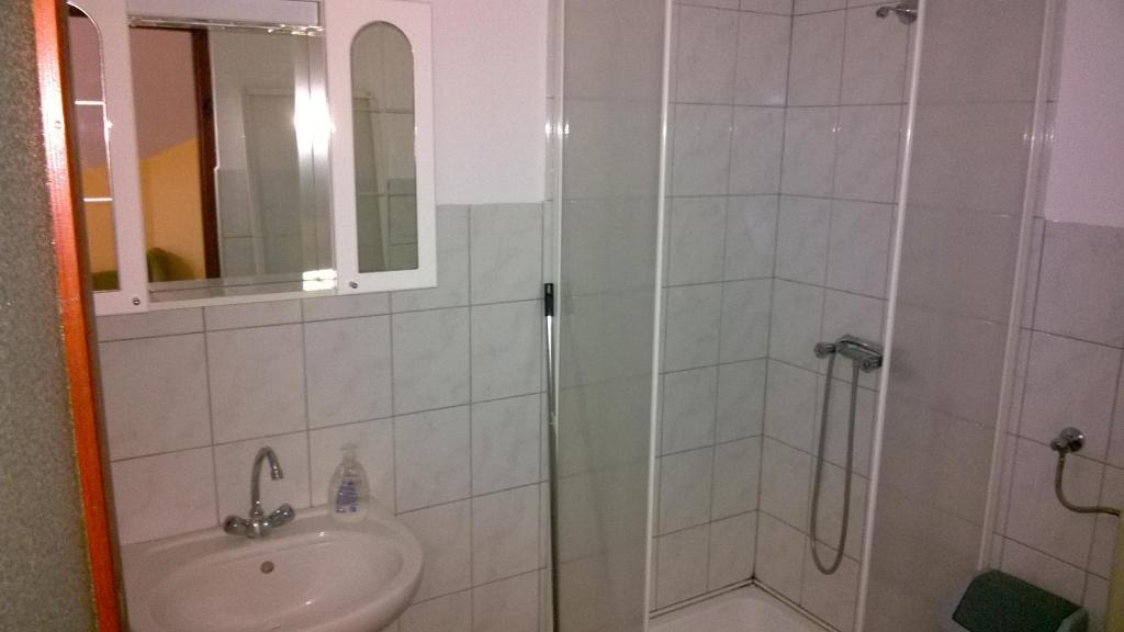 Kúpeľňa v ubytovaní 4Fenyő Magánszállás Nagyatád