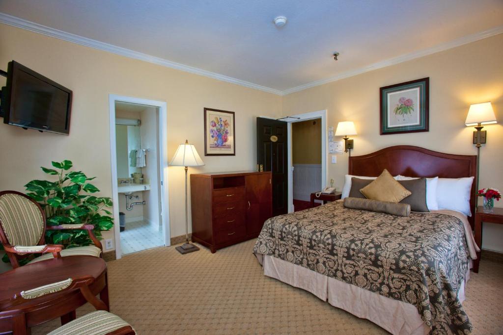 サンフランシスコにあるHotel Amariのベッドとテレビがあるホテルの部屋