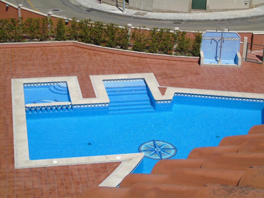 una piscina de agua azul en un edificio en Atíco SanXenxo en Sanxenxo