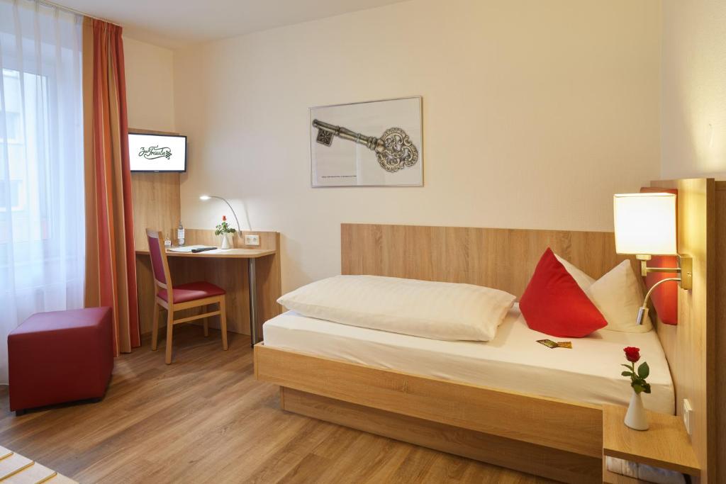 Postel nebo postele na pokoji v ubytování Hotel Zur Traube