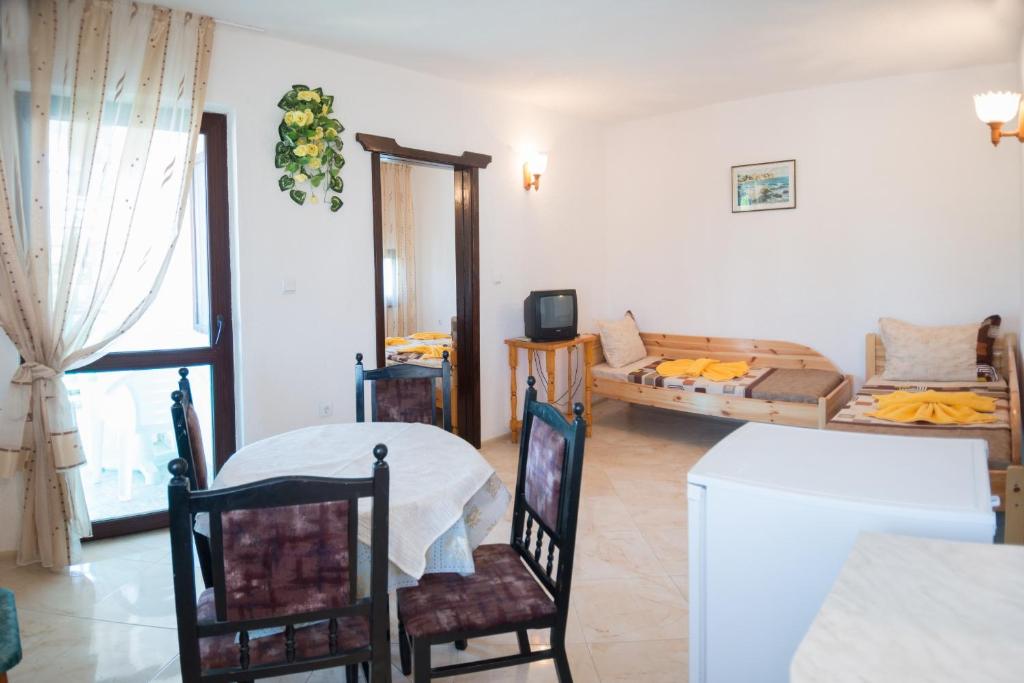 A bed or beds in a room at Hotel Stefanov 1