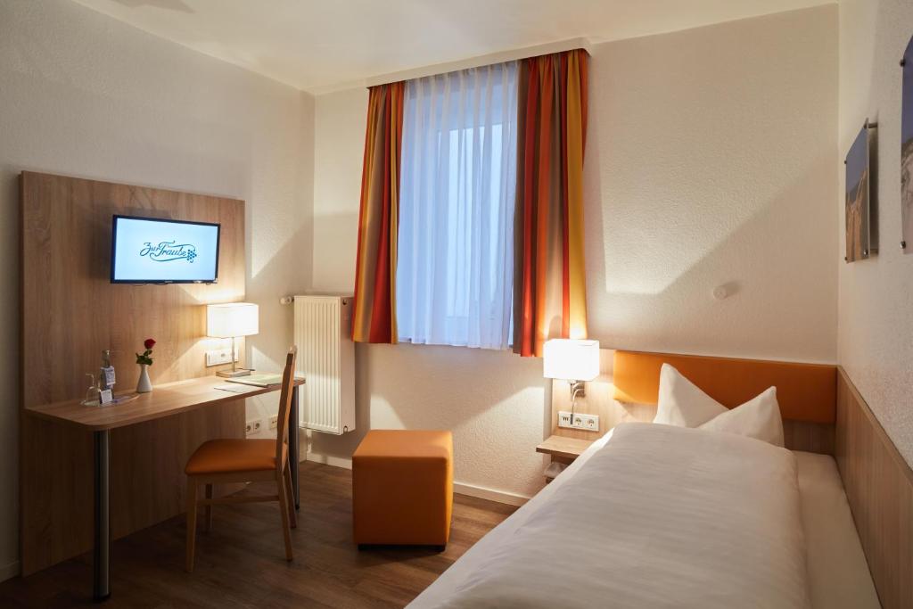 Postel nebo postele na pokoji v ubytování Hotel Zur Traube