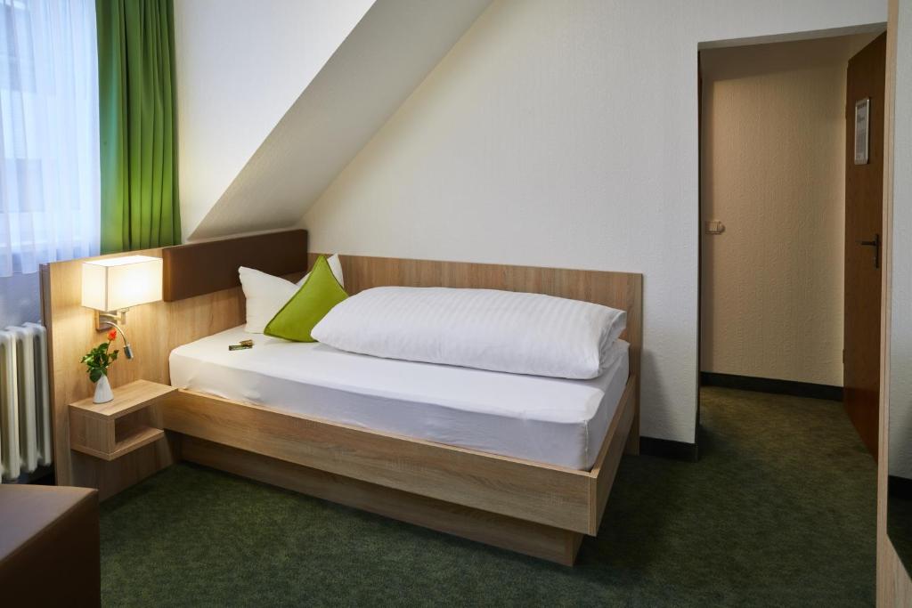 Postel nebo postele na pokoji v ubytování Hotel Zur Traube