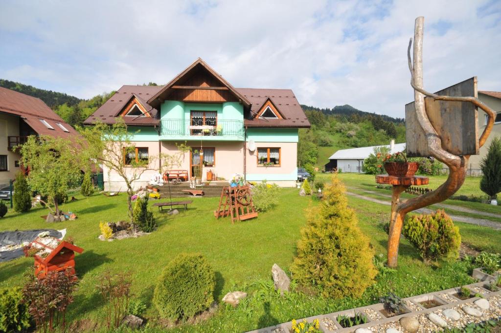 a house with a garden in front of it at Ubytovanie Sokolica in Červený Kláštor