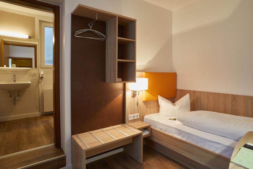 Postel nebo postele na pokoji v ubytování Hotel Zur Traube