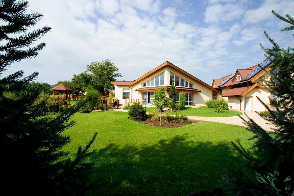 una casa con un gran patio con césped verde en Vila Valča, en Valča