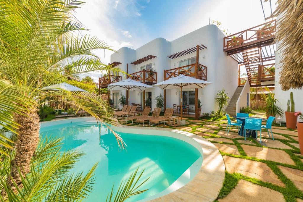 une villa avec piscine devant une maison dans l'établissement La Plage Hotel Boutique, à Barra Grande
