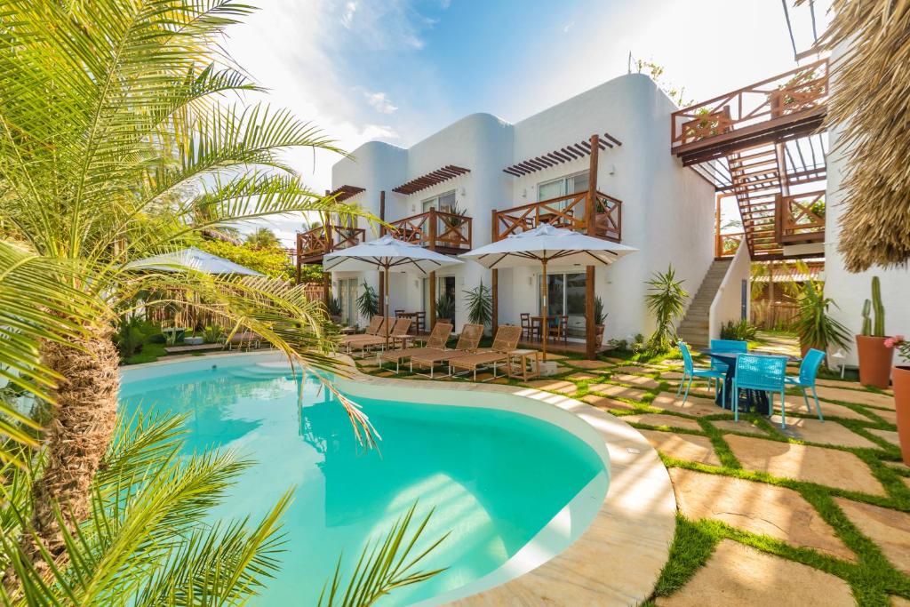 Villa con piscina frente a una casa en La Plage Hotel Boutique en Barra Grande