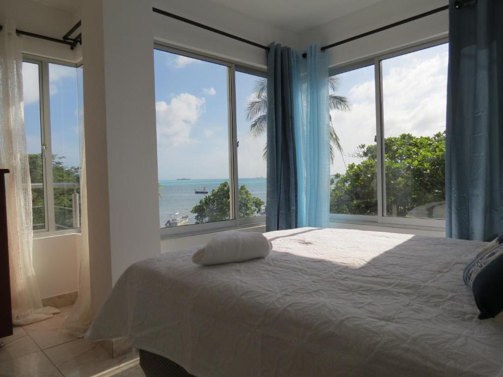 a bedroom with a bed with a view of the ocean at ZOJO MARiNA BAY in San Andrés