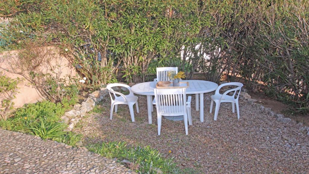 une table et quatre chaises assises autour d'une table dans l'établissement Etoile du Midi, à Sainte-Maxime